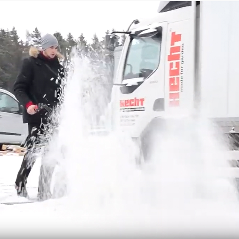 Benzin Bürste Besen Schnee Entfernung Maschine in Aktion bei