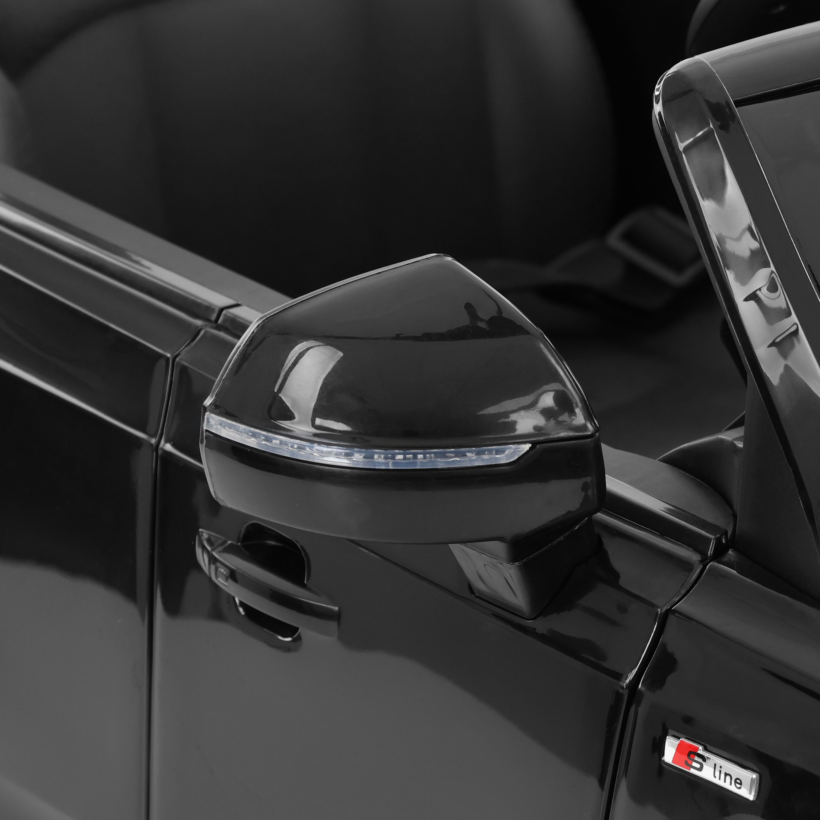 Kinder-Elektroauto HECHT Q7: Schwarzer Außenspiegel mit S-line Logo (Dieses Bild wurde mit Hilfe von KI generiert.)