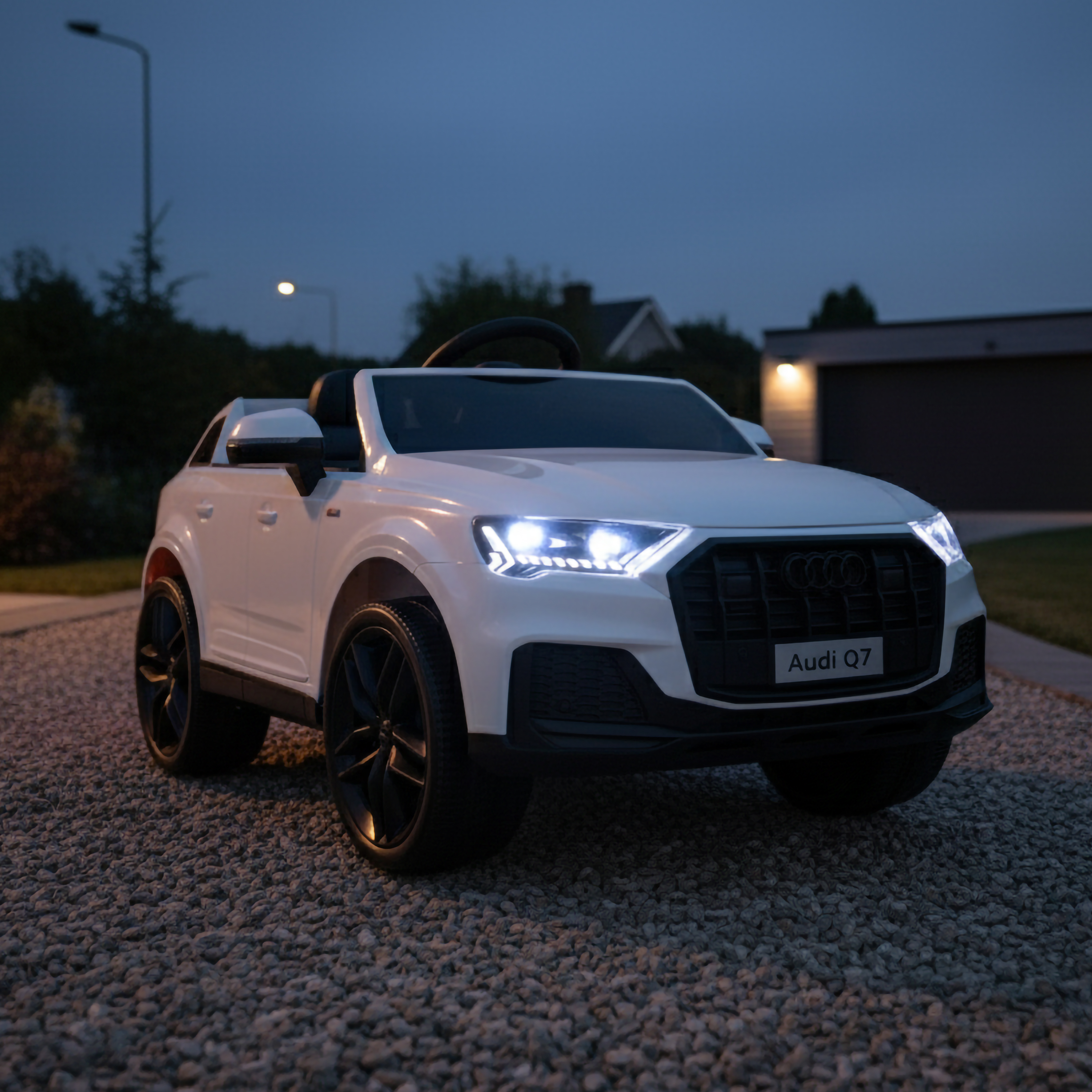 Kinderauto HECHT Q7 auf dem Parkplatz (Dieses Bild wurde mit Hilfe von KI generiert.)