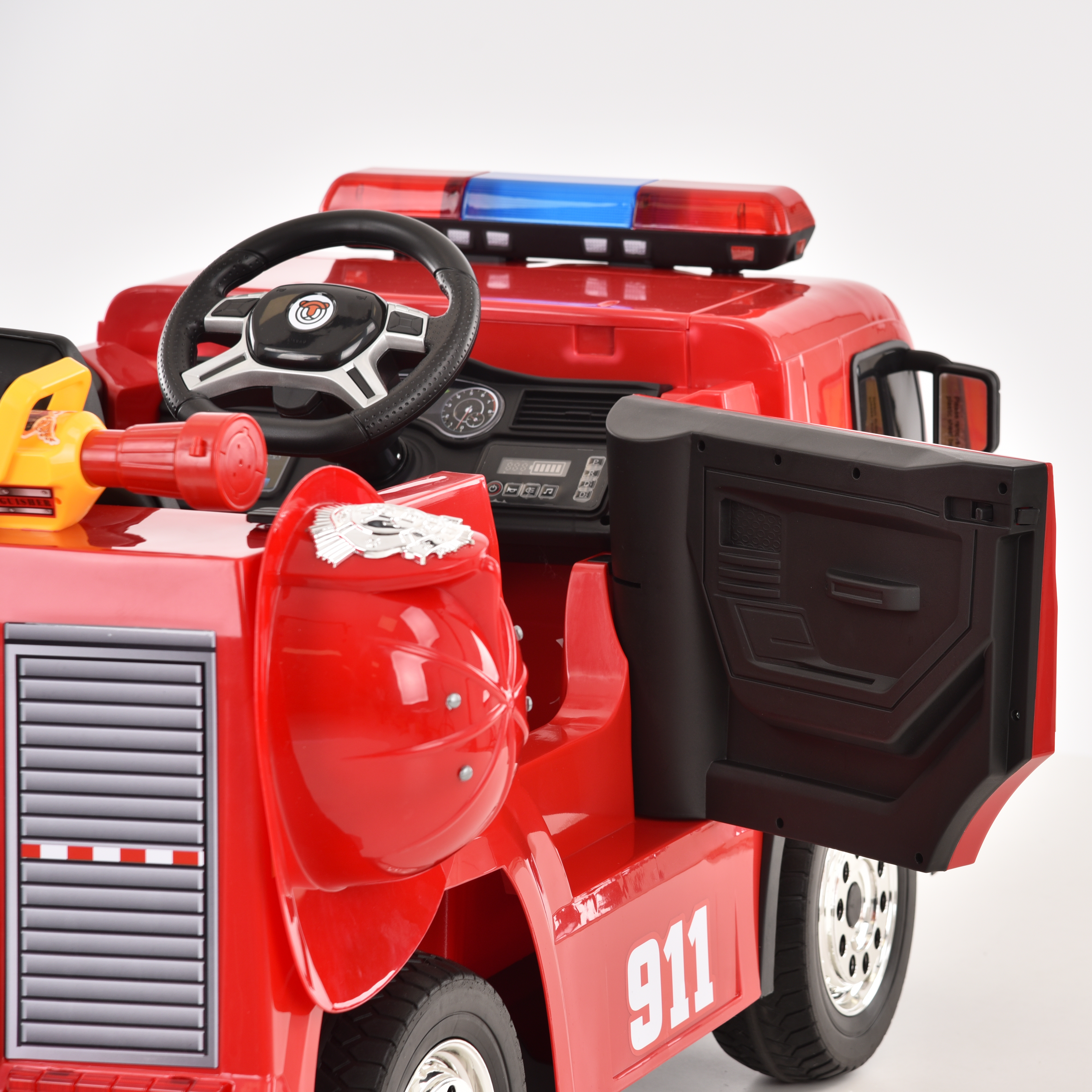 Elektro-Feuerwehrauto HECHT 51818 mit offener Tür und Helm (Dieses Bild wurde mit Hilfe von KI generiert.)
