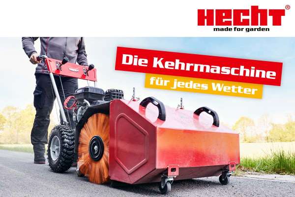 Ein Mann schiebt auf der Straße eine Kehrmaschine von Hecht.