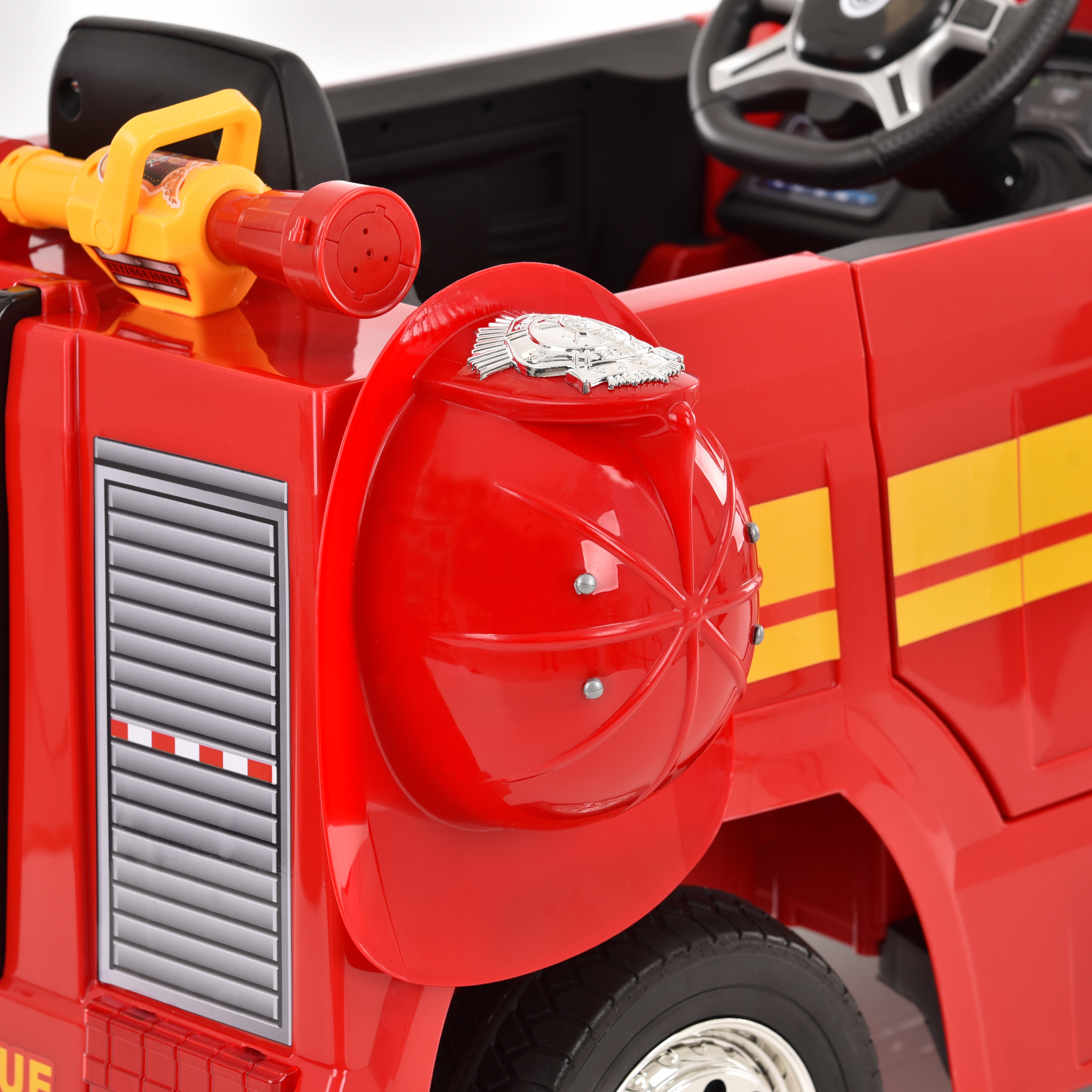 HECHT 51818 Feuerwehrauto Details: Roter Feuerwehrhelm am Heck (Dieses Bild wurde mit Hilfe von KI generiert.)