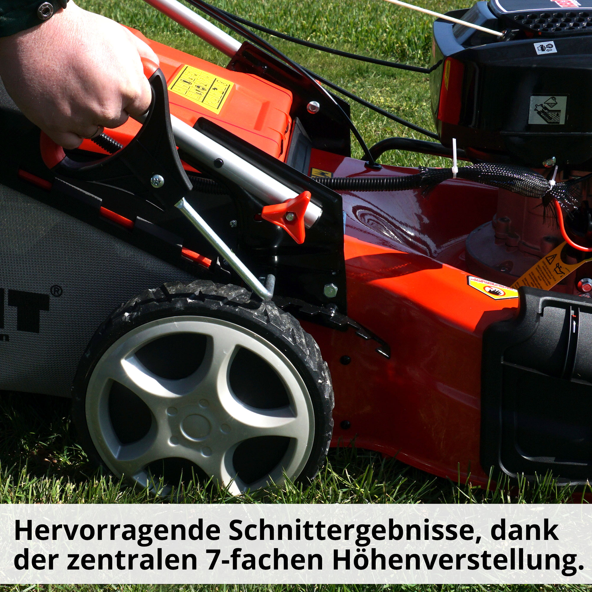 Geöffneter Auswurfschacht zeigt das inklusive Mulchkit zum Mulchmähen für eine bessere Nährstoffversorgung des Bodens