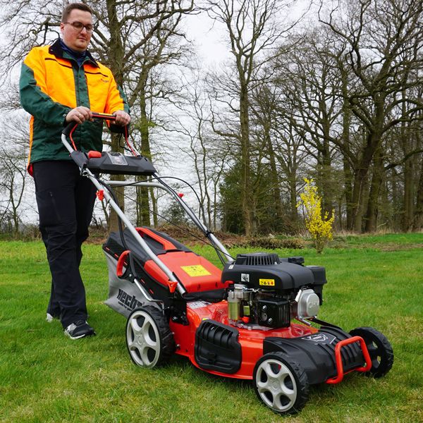 Benzinrasenmäher mit Hinterradantrieb und Elektrostart für bequemes Mähen