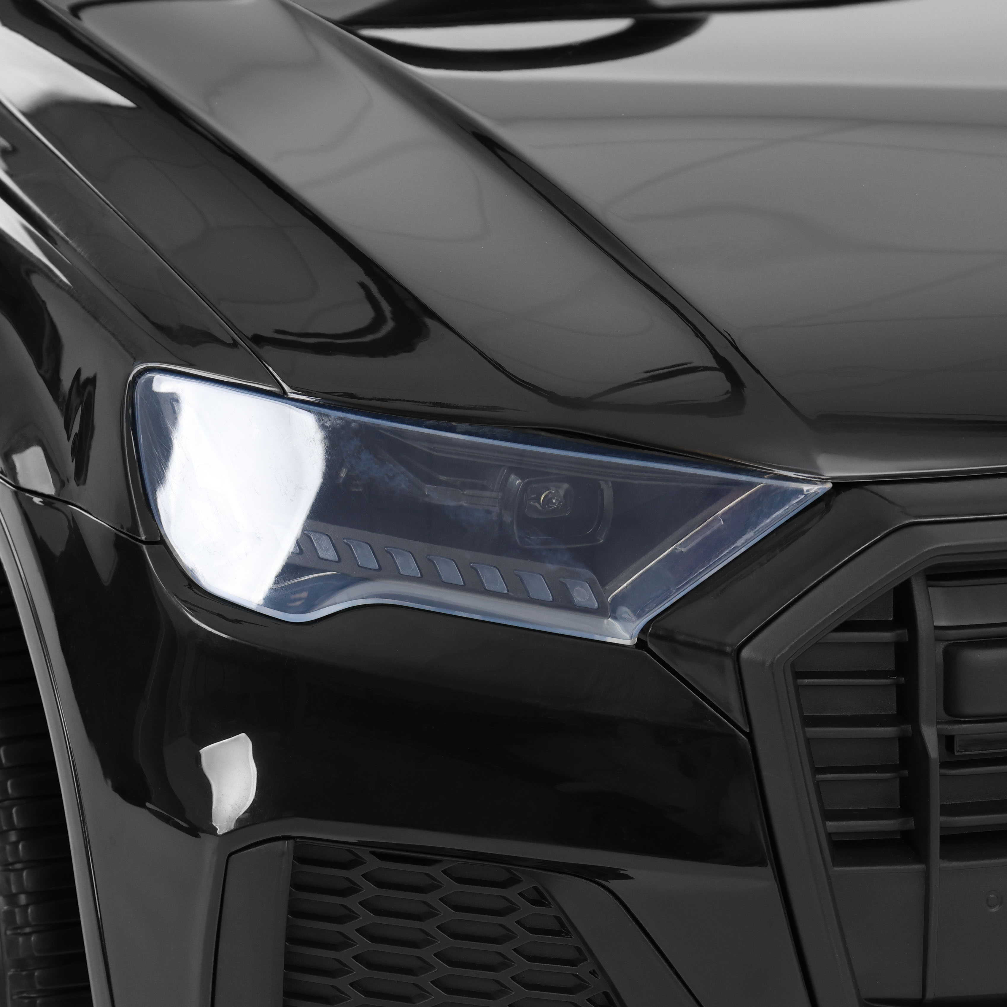 Elektroauto HECHT Q7: Detailansicht der sportlichen LED-Scheinwerfer (Dieses Bild wurde mit Hilfe von KI generiert.)