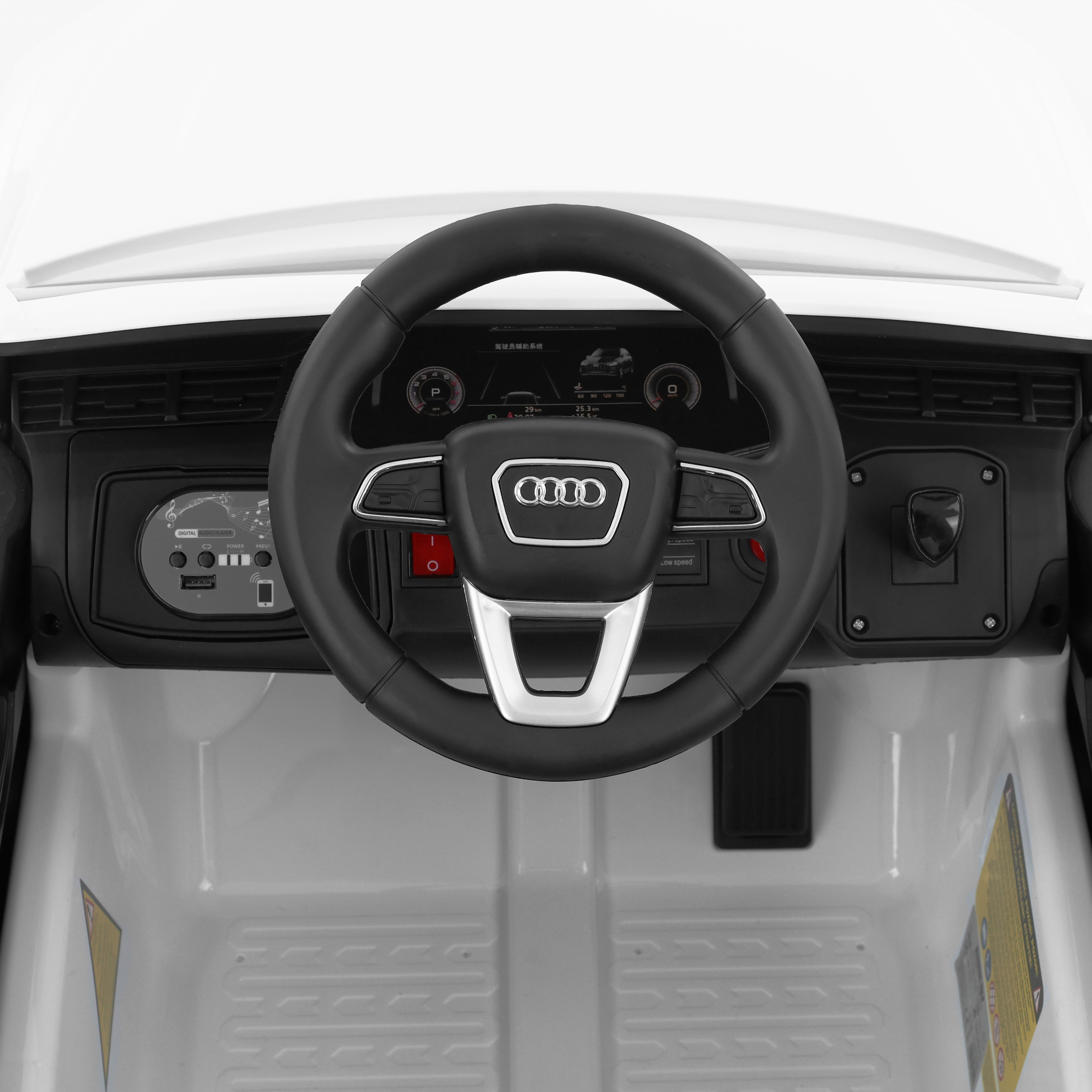 Kinder-Elektroauto Q7: Cockpit mit Lenkrad und Armaturenbrett (Dieses Bild wurde mit Hilfe von KI generiert.)