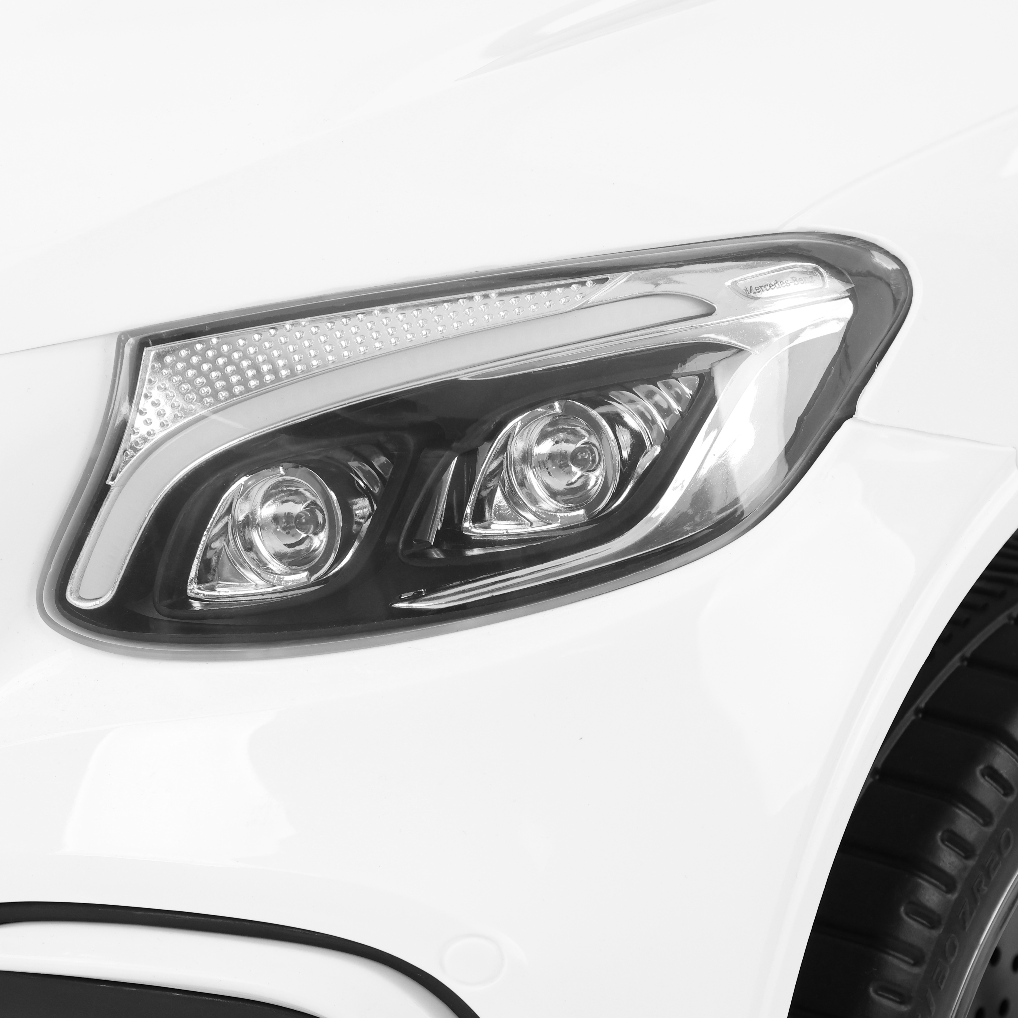 Kinder-Elektroauto Mercedes: Detailansicht der LED-Frontscheinwerfer (Dieses Bild wurde mit Hilfe von KI generiert.)