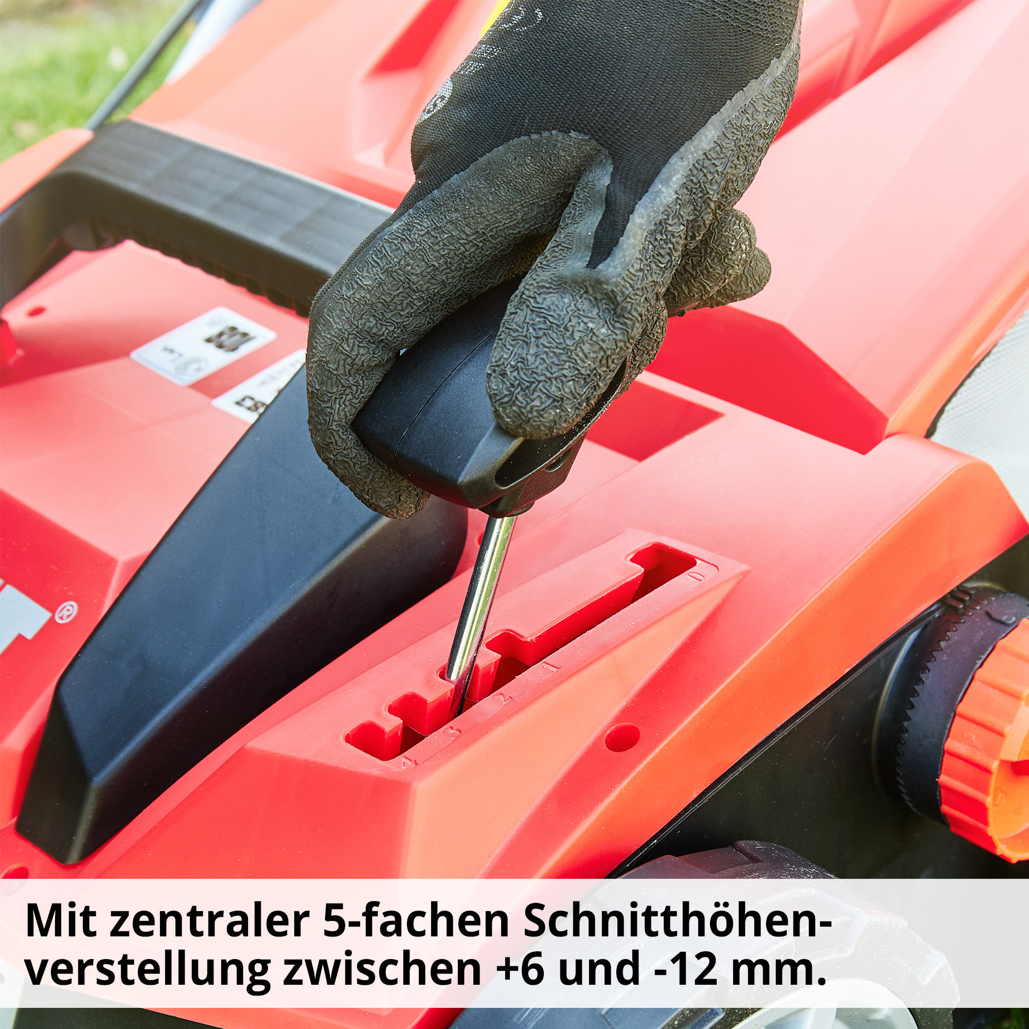 Zentrale Schnitthöhenverstellung 5-fach Hebel Tiefeneinstellung Vertikutierer Detail +6 bis -12mm