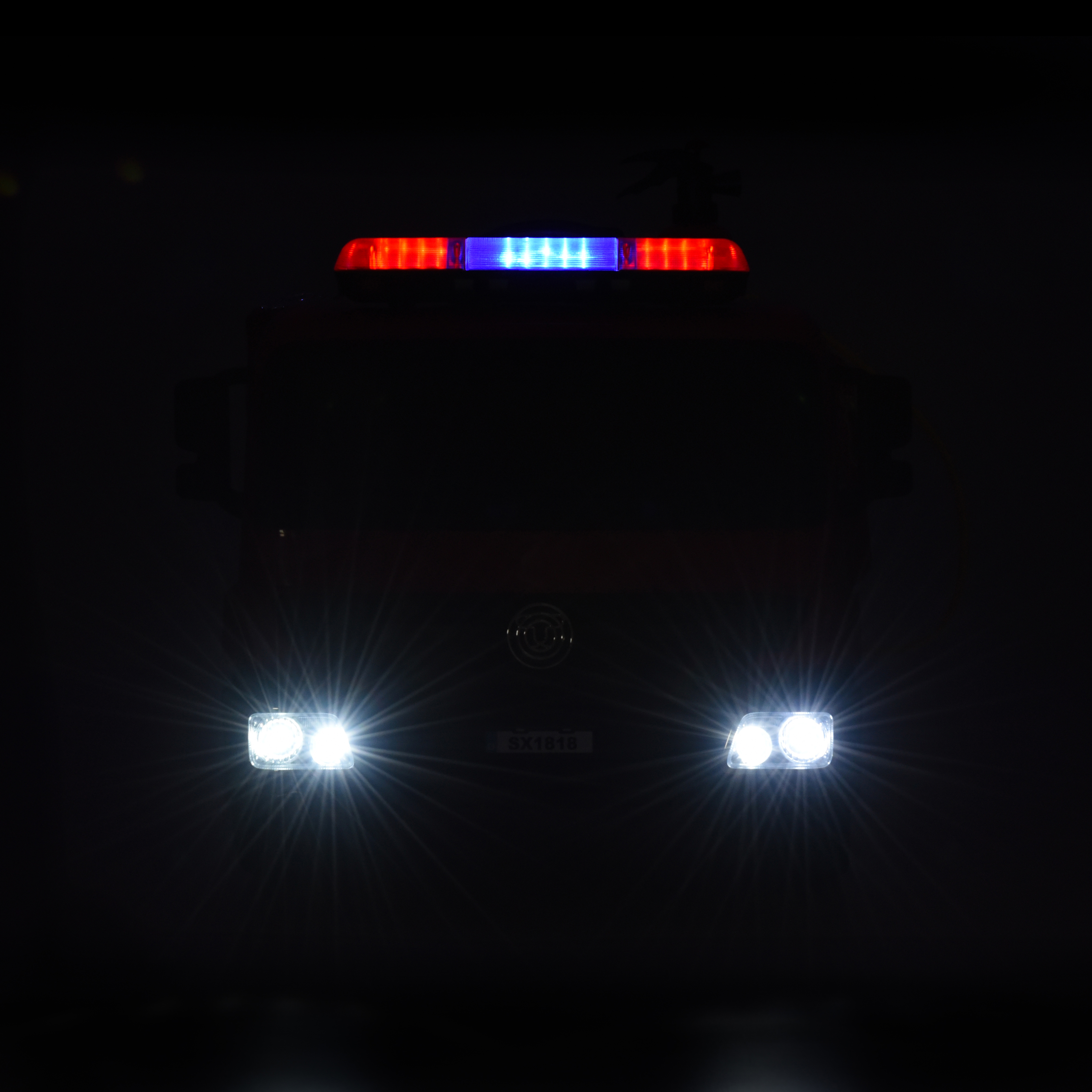 HECHT 51818 Feuerwehrauto im Dunkeln mit LED-Licht und Sirene (Dieses Bild wurde mit Hilfe von KI generiert.)