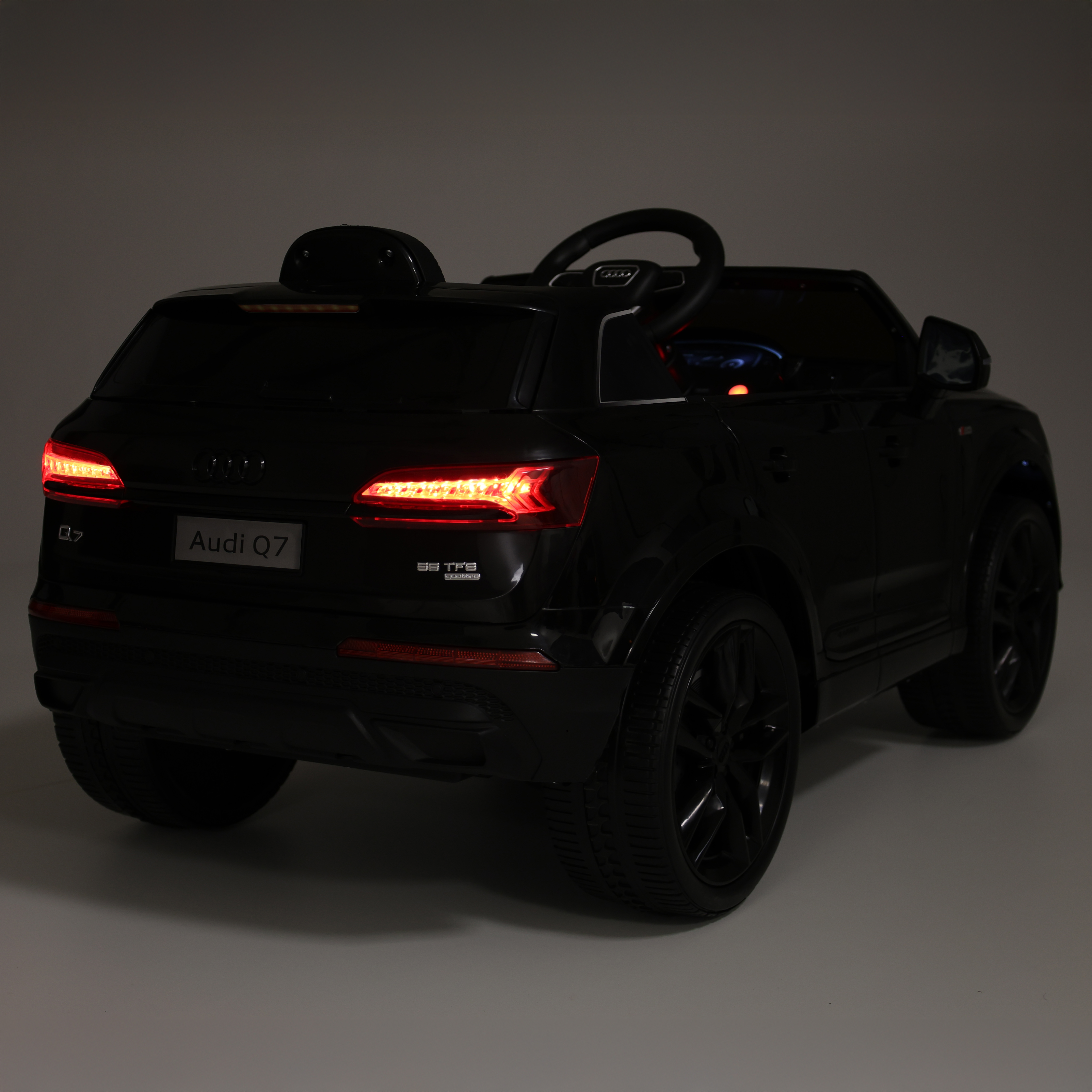 Kinder-Elektroauto HECHT Q7 in Schwarz: Beleuchtete LED-Rücklichter (Dieses Bild wurde mit Hilfe von KI generiert.)