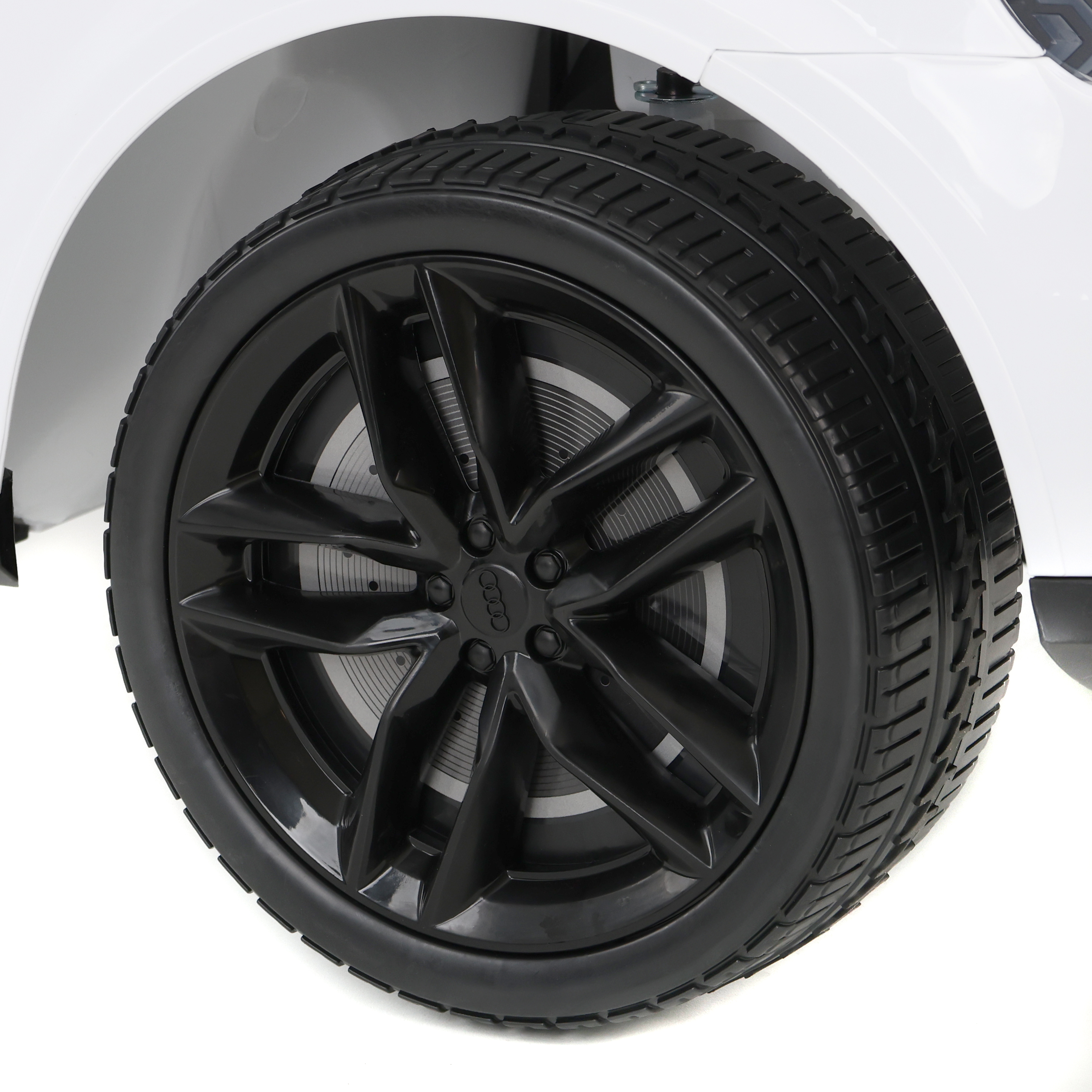 Kinderauto Audi Q7: Schwarze Sportfelge mit großen Bremsscheiben (Dieses Bild wurde mit Hilfe von KI generiert.)