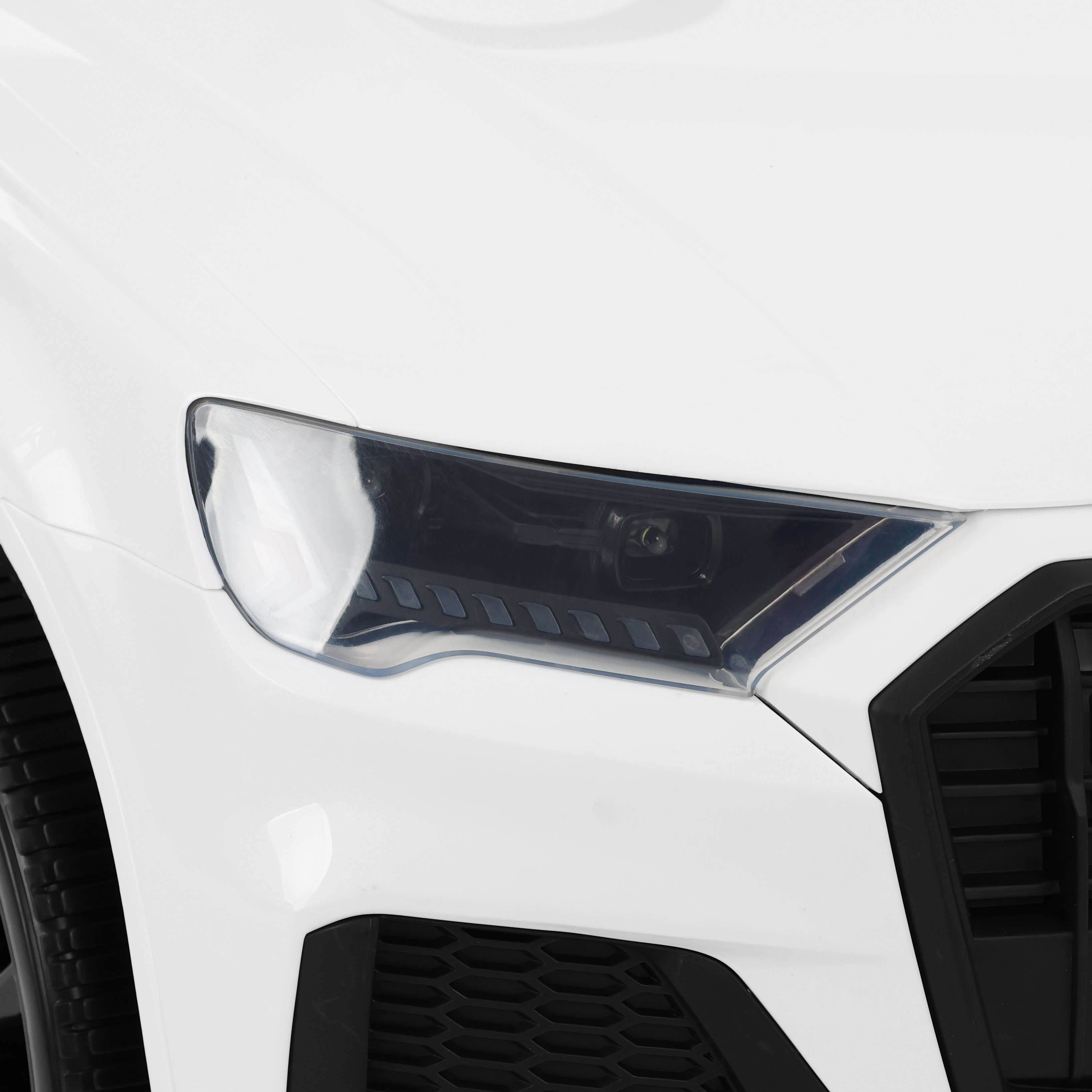 Elektroauto Audi Q7: Detailansicht der markanten Frontscheinwerfer (Dieses Bild wurde mit Hilfe von KI generiert.)