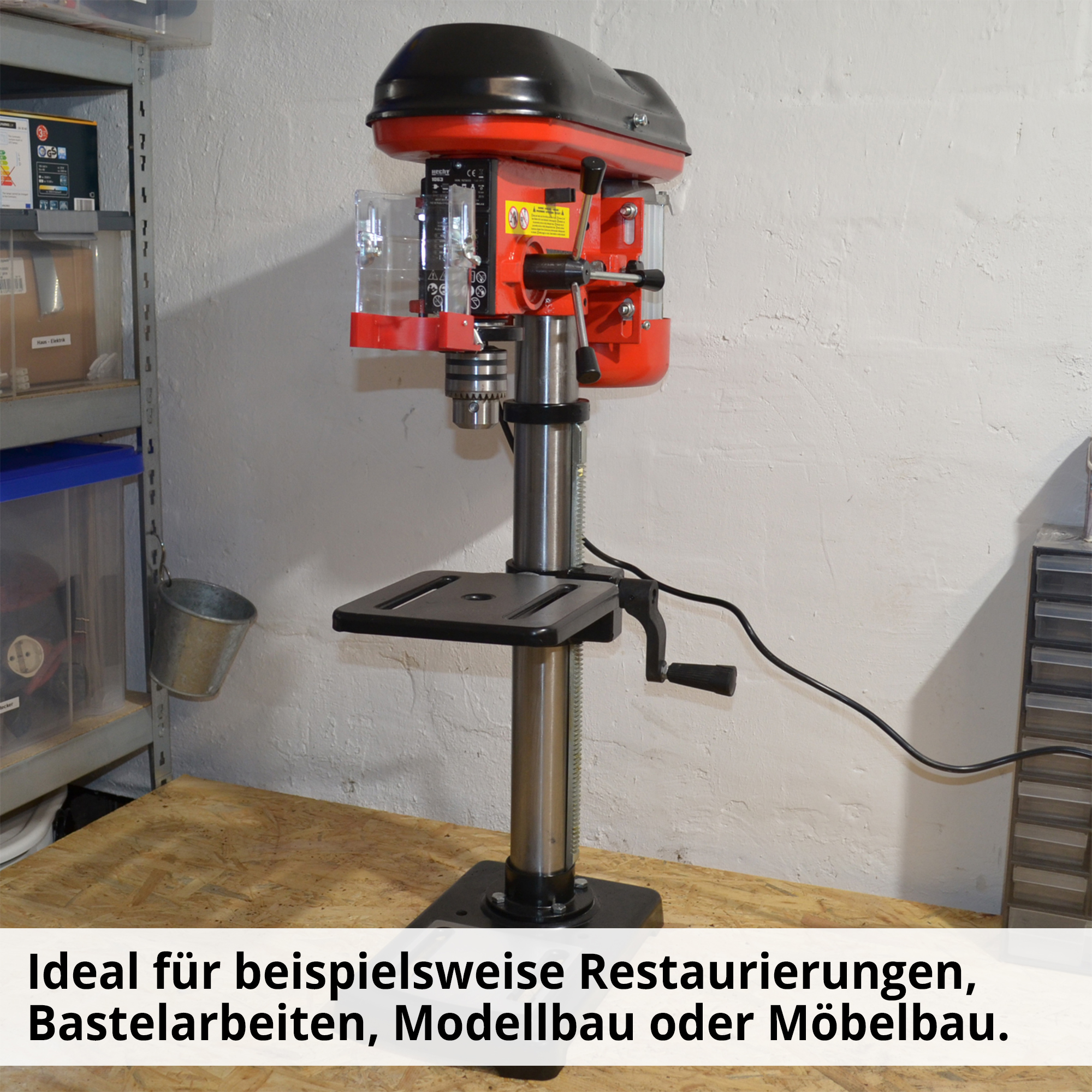 Standbohrmaschine Einsatz HECHT 1063 auf Werkbank Heimwerker Basteln Möbelbau Milieu (Dieses Bild wurde mit Hilfe von KI generiert.)