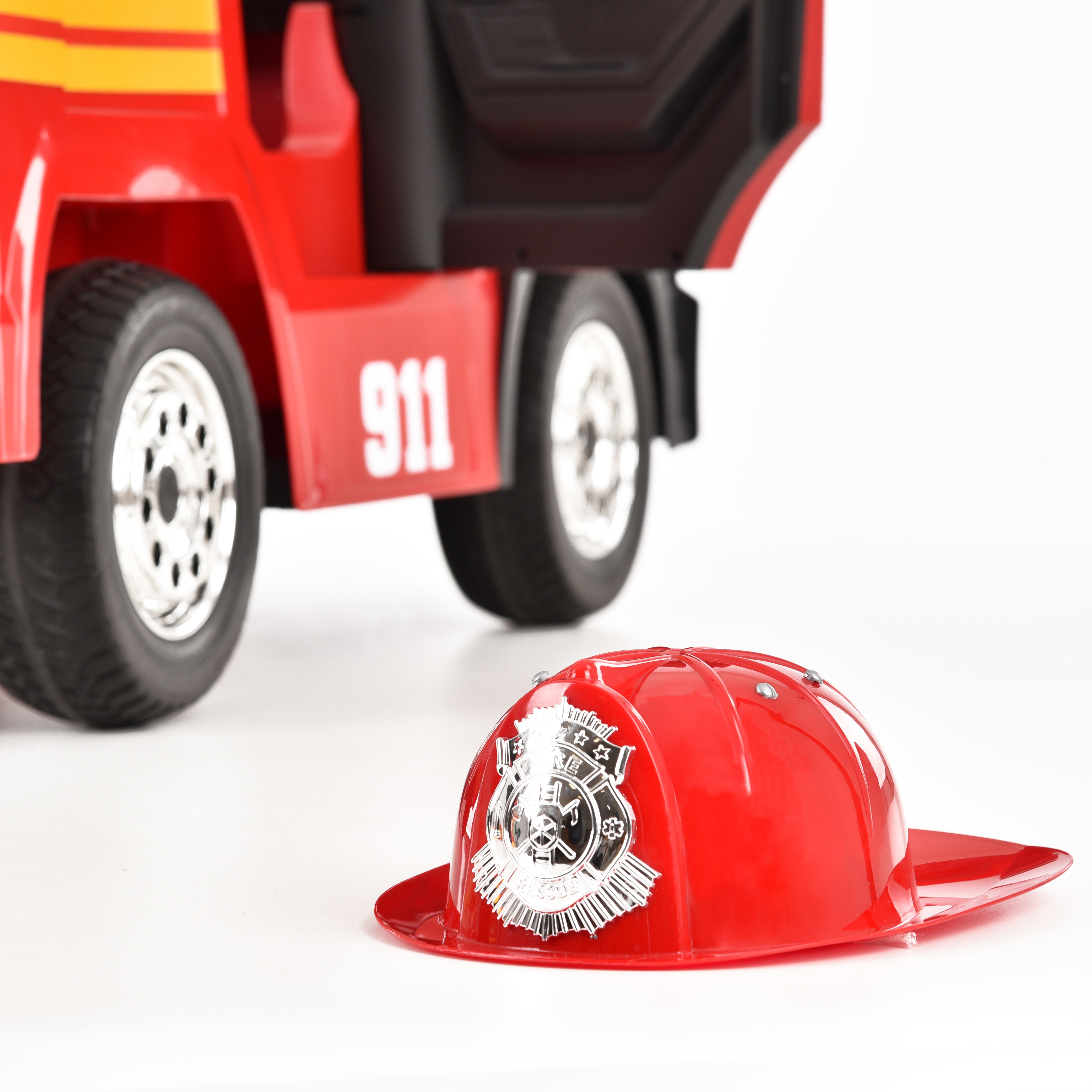 HECHT 51818 Feuerwehrauto Details: Roter Feuerwehrhelm am Heck (Dieses Bild wurde mit Hilfe von KI generiert.)