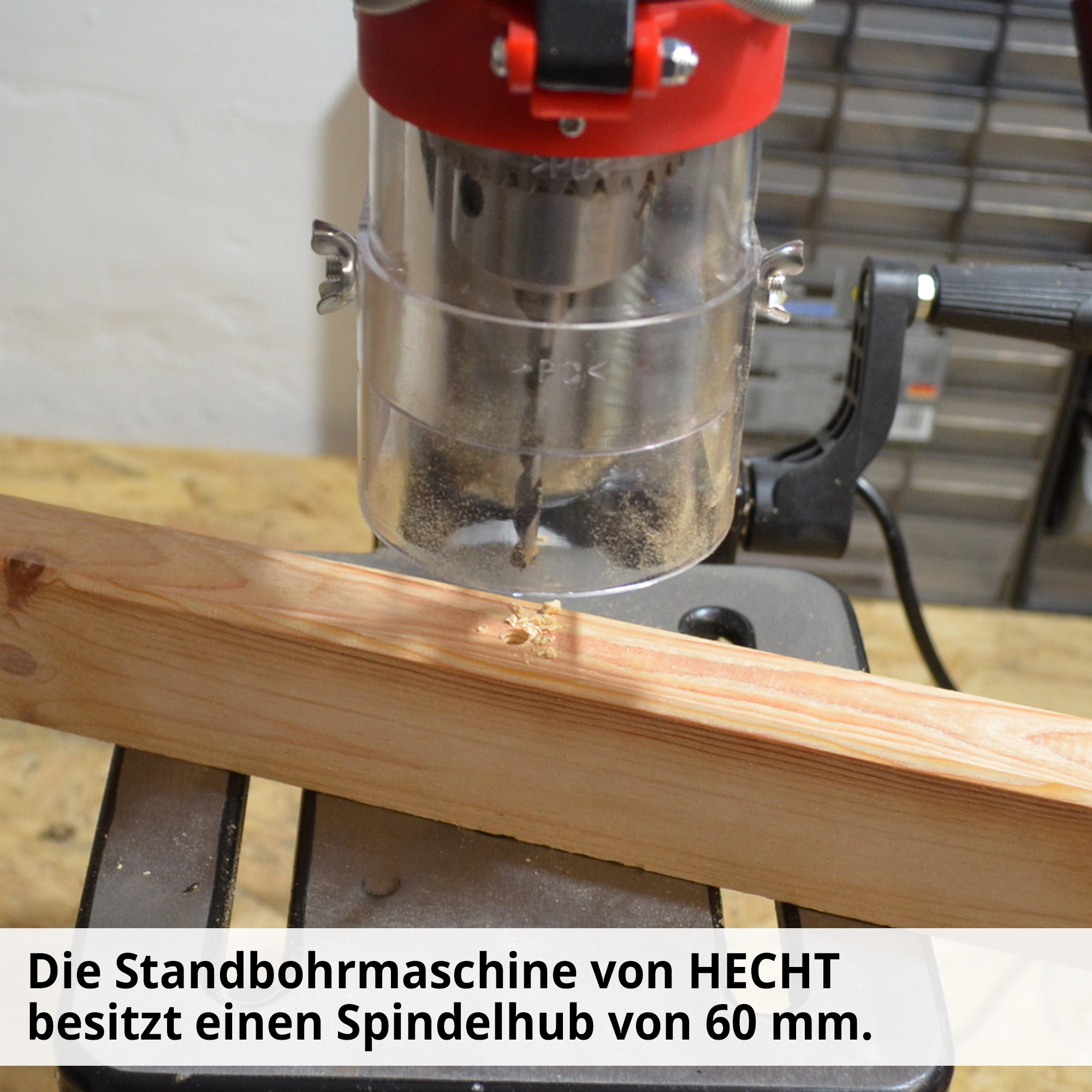 Standbohrmaschine Spindelhub 60 mm transparenter Späneschutz Bohrer Holzarbeit Werkstück (Dieses Bild wurde mit Hilfe von KI generiert.)